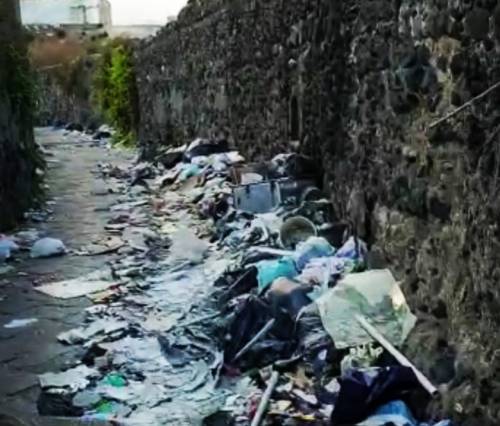 La strada degli scavi di Ercolano ridotta a discarica: la protesta dei cittadini